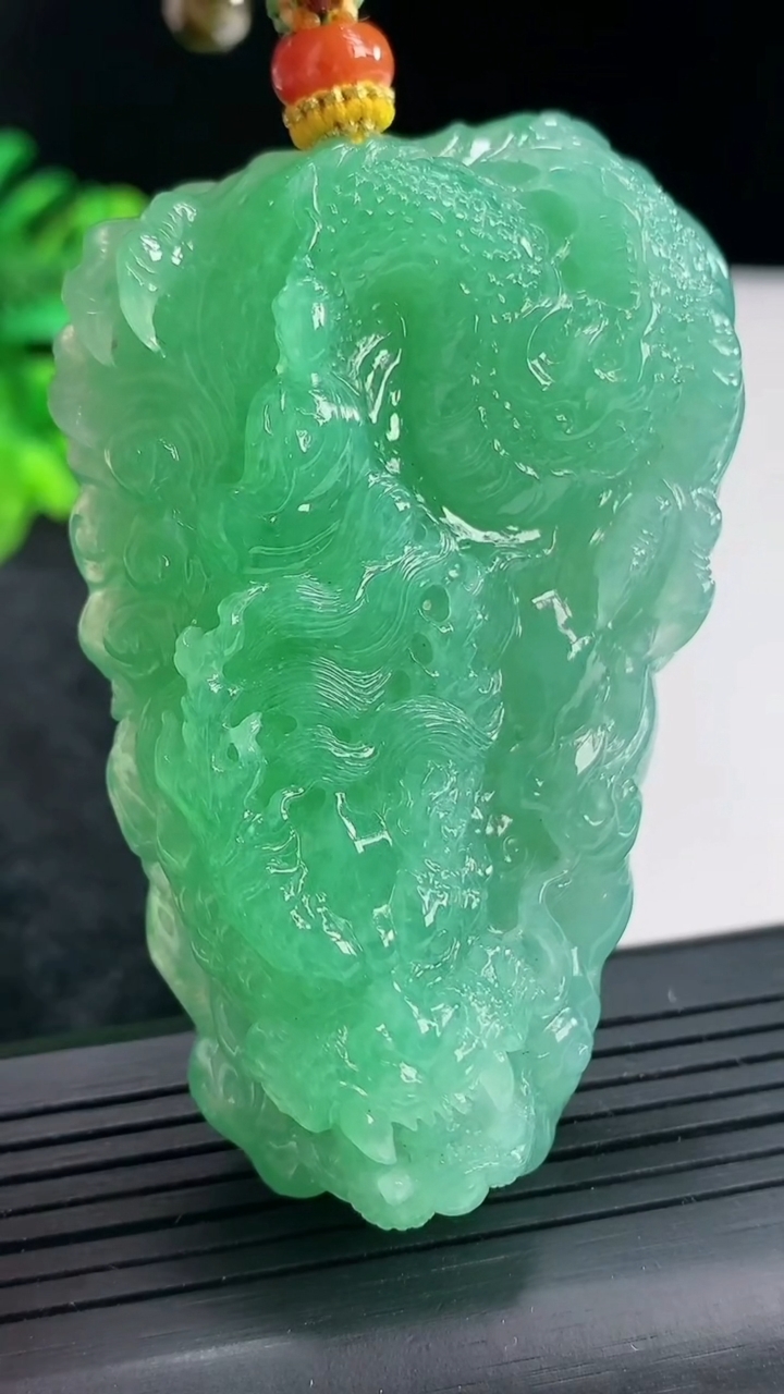 天然A货翡翠龙牌吊坠，尺寸67.5-43.6-17.5重量:75.25g
4月21日