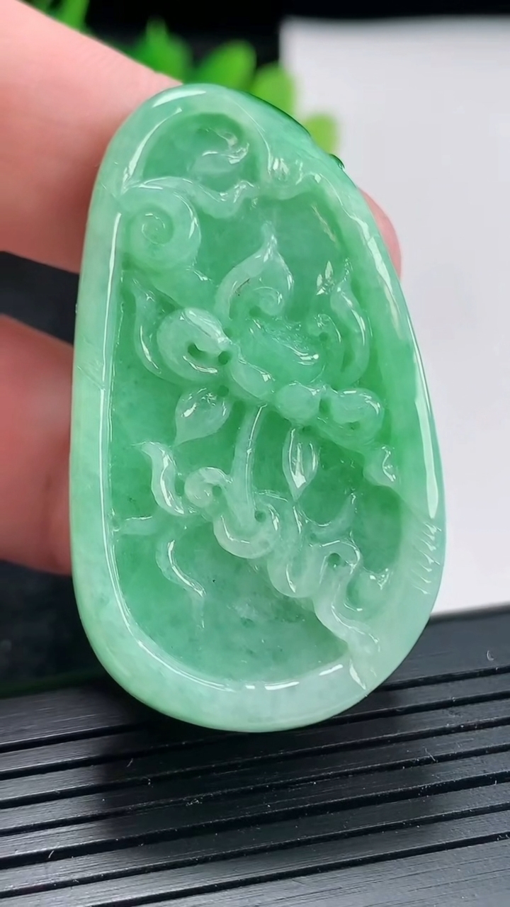 天然A货翡翠和和美美 荷叶鱼吊坠，尺寸49-27-7.8重量:20.15g
4月21日