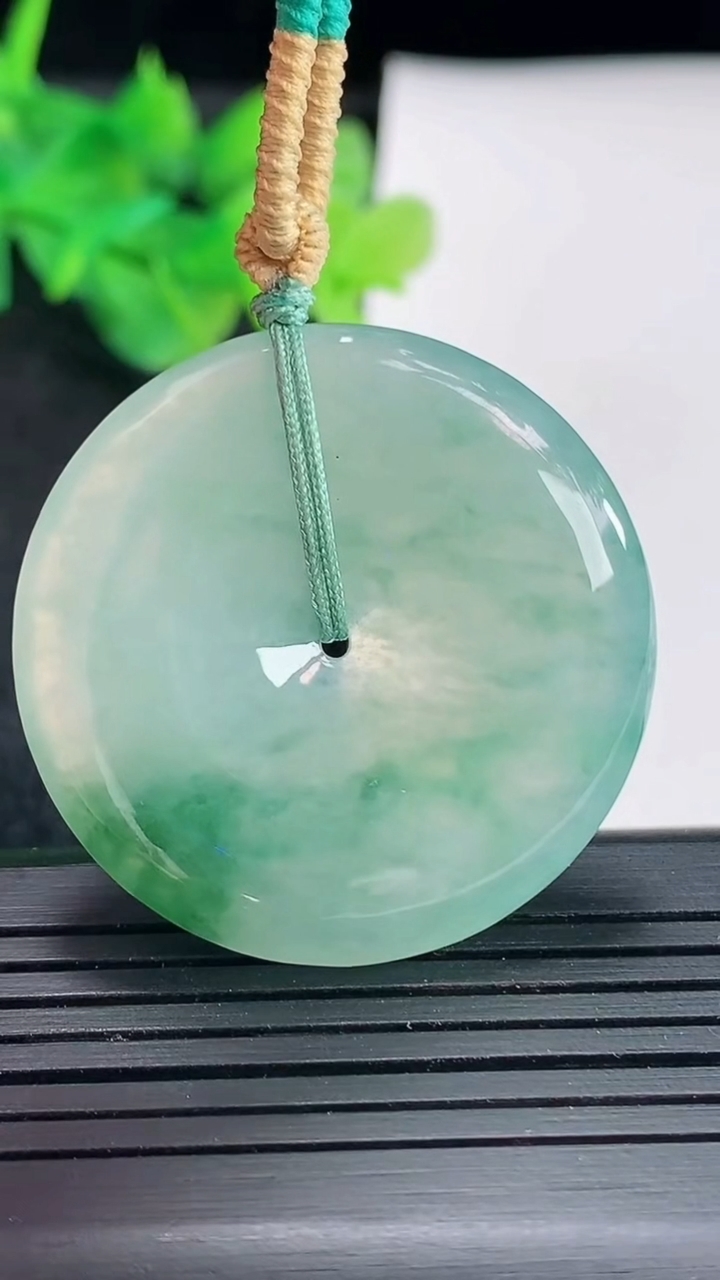 天然A货翡翠飘花平安扣吊坠，尺寸365.5重量:17.62g
4月21日