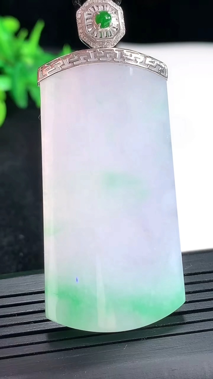 天然A货翡翠种春带彩 紫罗兰无事牌吊坠，尺寸51-28-6重量:23.54g
4月21日