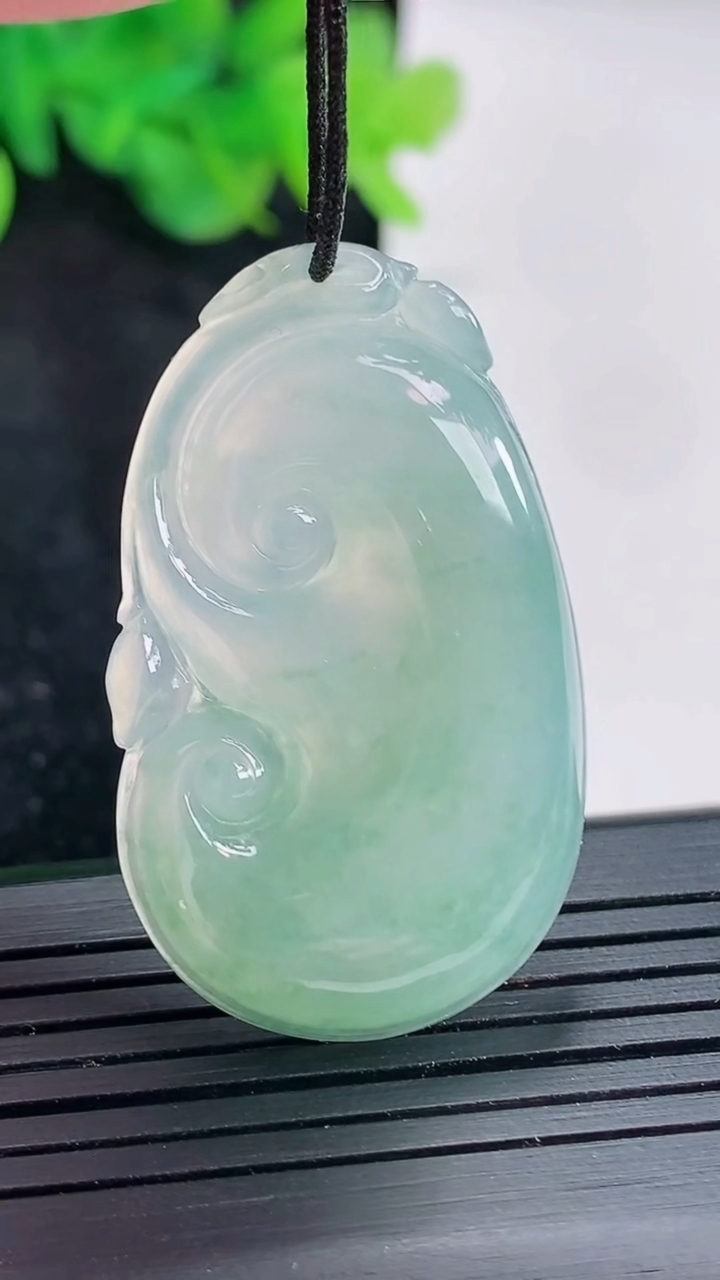 天然A货翡翠如意吊坠，尺寸40.5-24.5-5.2重量:9.77g
4月21日