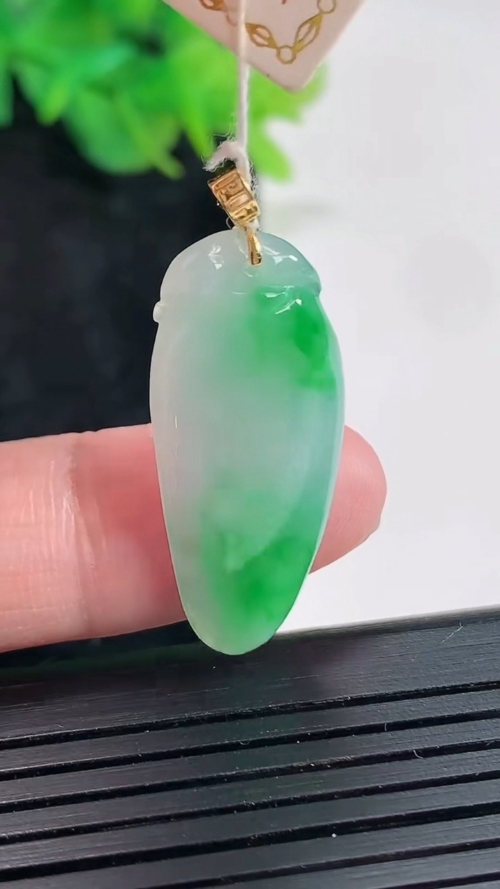 天然A货翡翠福瓜吊坠，尺寸29.5-13.5-4.5重量:3.40g
4月21日