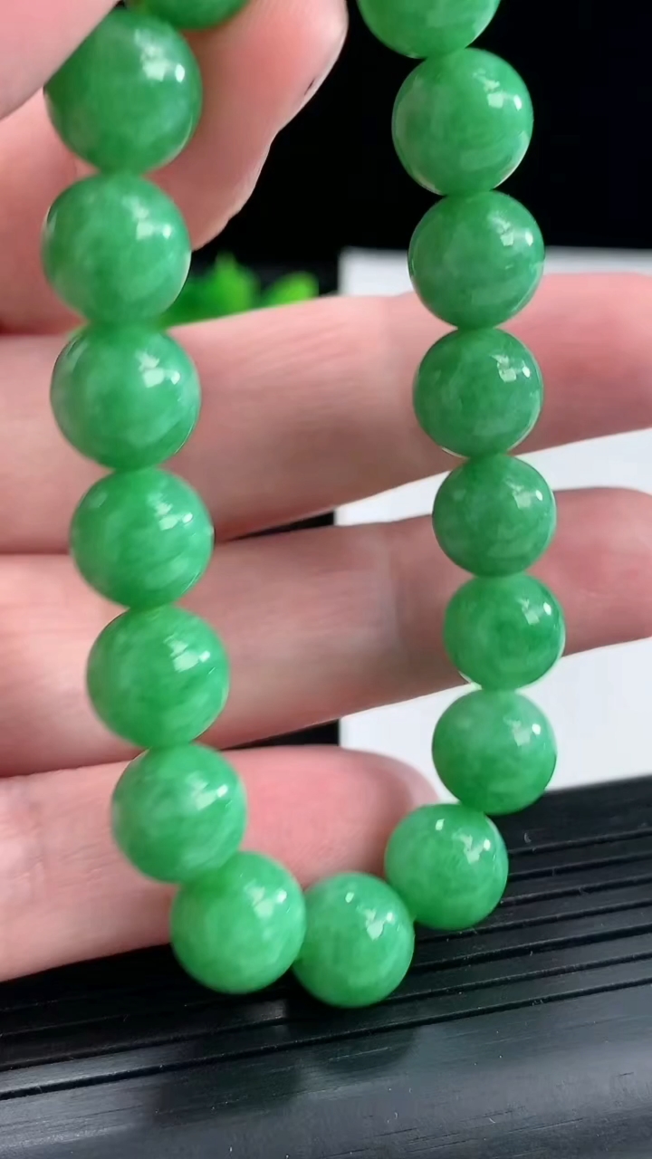 天然A货翡翠圆珠手串，尺寸10-18颗重量:30.58g4月21日
工厂直销收藏佳品,种好水足，色泽均匀，有种有色，上手高大气！