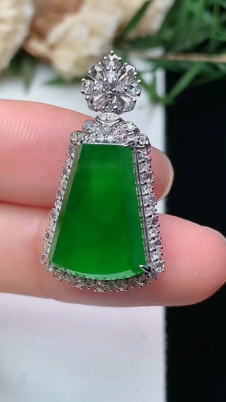 天然A货翡翠无事牌吊坠，尺寸28.8-15.3-11，裸石15.3-11，重量:5.06g
4月21日