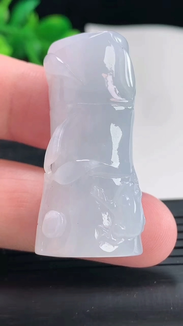 天然A货翡翠紫罗兰节节高升 竹节吊坠，尺寸43-20-12重量:24.18g
4月21日