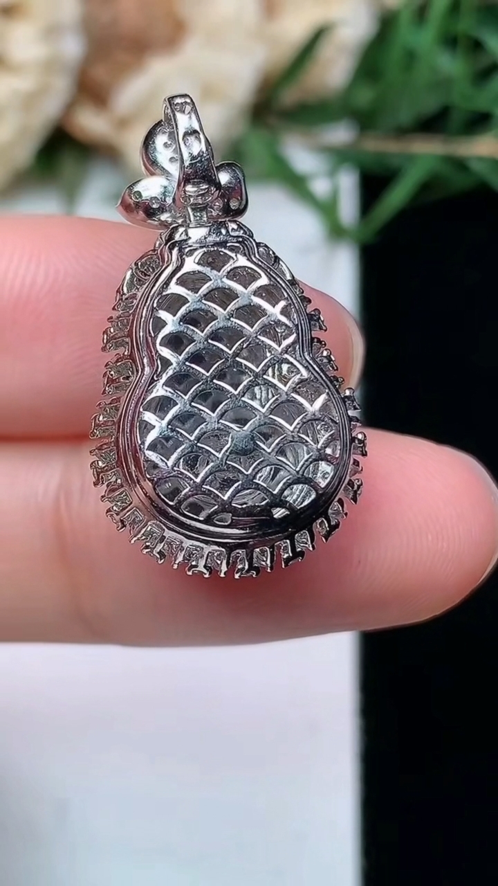 天然A货翡翠葫芦吊坠，尺寸26.6-14.9-11.5，裸石14.9-10，重量:4.26g
4月21日