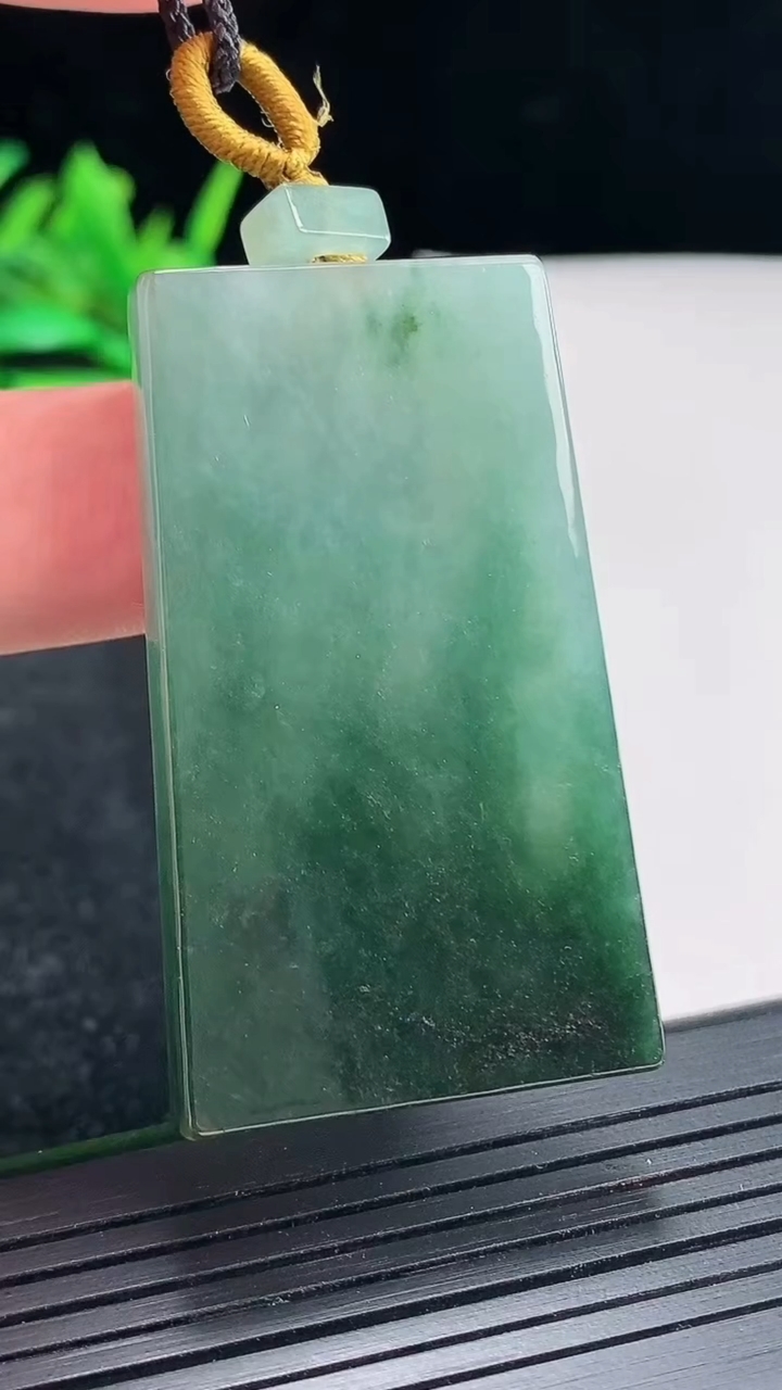 天然A货翡翠飘花无事牌吊坠，尺寸48-28.5-5重量:22.42g
4月21日