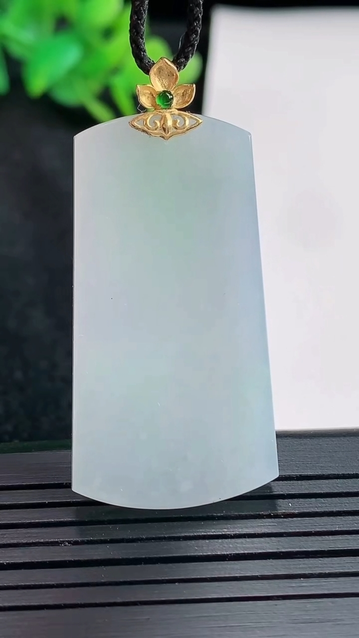 天然A货翡翠18k金春带彩 紫罗兰无事牌吊坠，尺寸41.5-22-3.5重量:10.36g
4月21