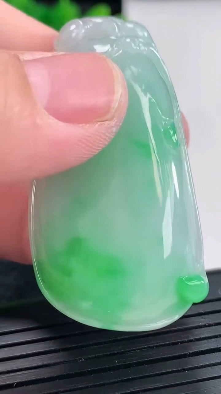 天然A货翡翠福瓜吊坠，尺寸51-25.8-12重量:27.03g
4月21日