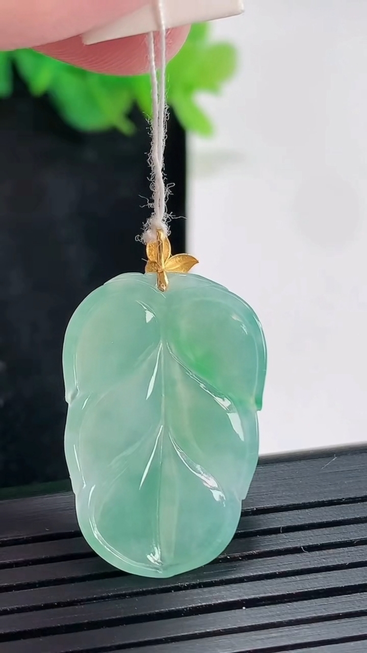 天然A货翡翠金枝玉叶 叶子吊坠，尺寸28-18.6-3.8重量:4.15g
4月21日