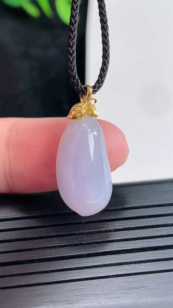 天然A货翡翠18k金紫罗兰福瓜吊坠，尺寸20-10-5.2重量:2.12g
4月21日