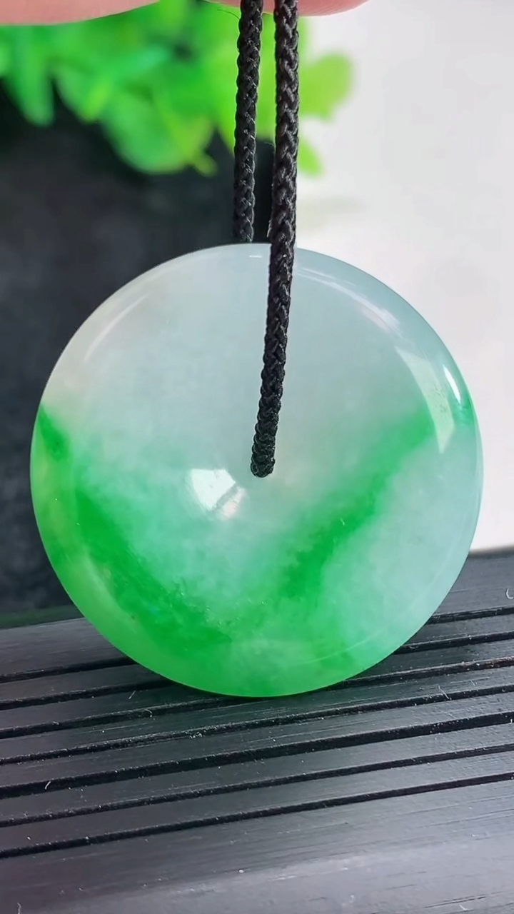 天然A货翡翠平安扣吊坠，尺寸33-5.5重量:13.27g
4月21日