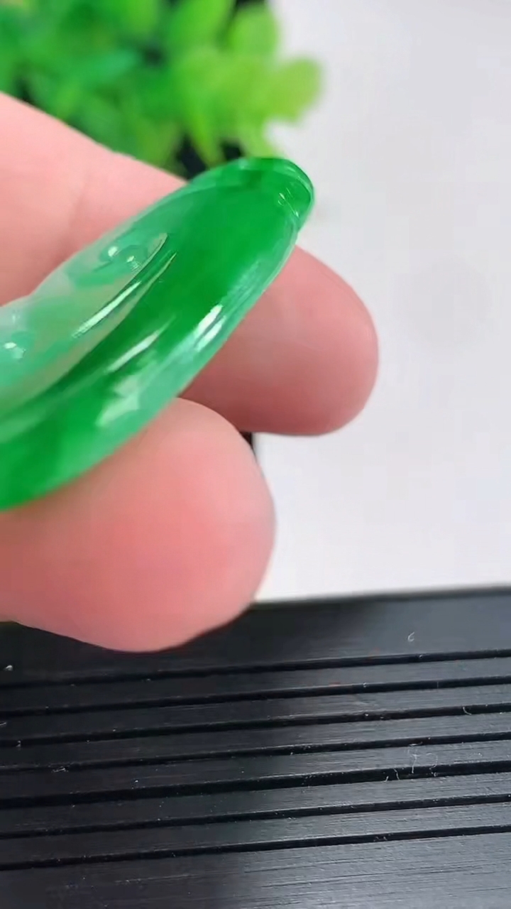 天然A货翡翠如意吊坠，尺寸39-22.6-4.5重量:9.83g
4月21日