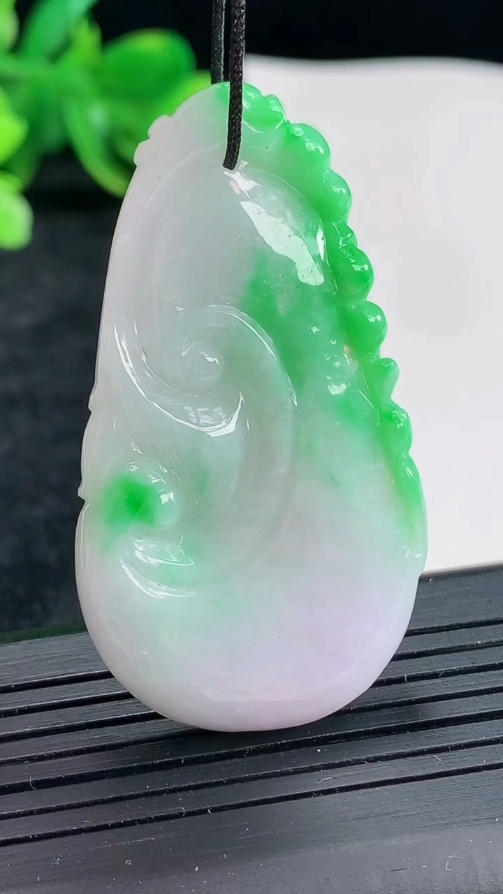 天然A货翡翠如意吊坠，尺寸50-28-5.5重量:15.70g
4月21日