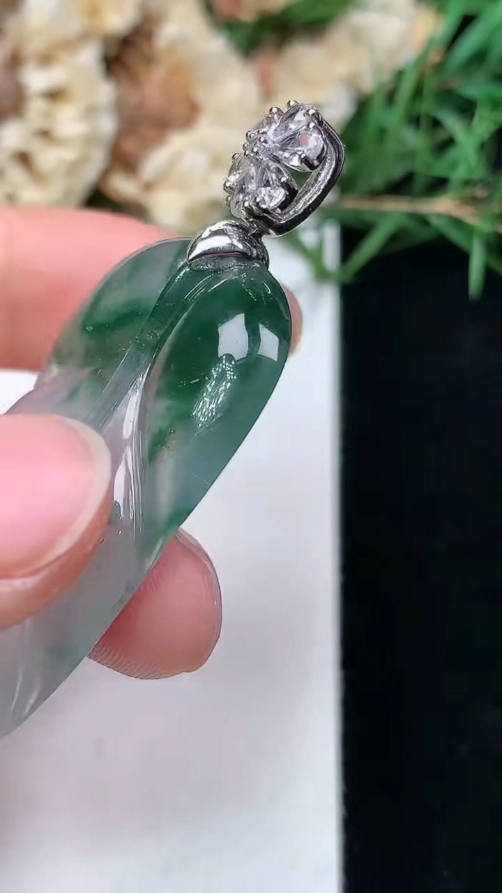 天然A货翡翠金枝玉叶 叶子吊坠，尺寸41.9-24.5-4.5，重量:10.23g
4月21日