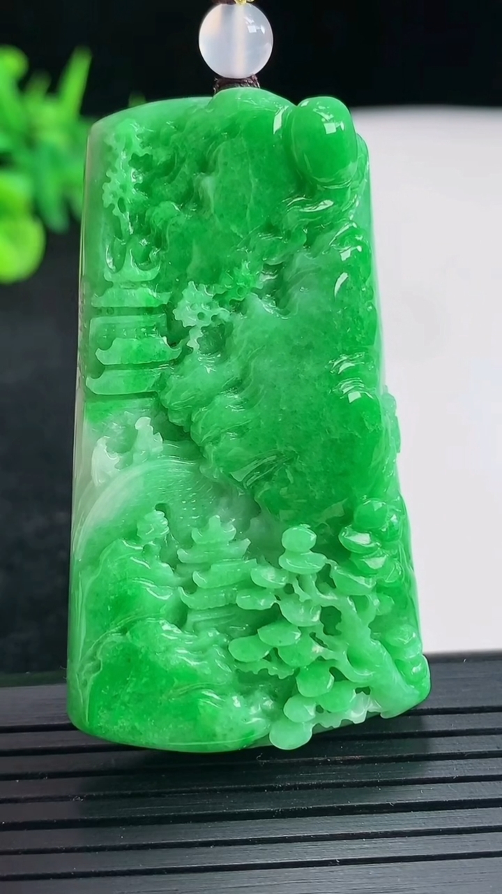 天然A货翡翠山水牌吊坠，尺寸56.6-32.5-10.5重量:40.55g
4月21日