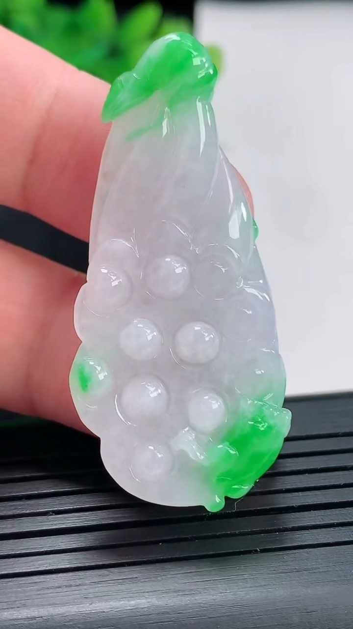 天然A货翡翠莲蓬吊坠，尺寸49-23-6重量:11.04g
4月21日