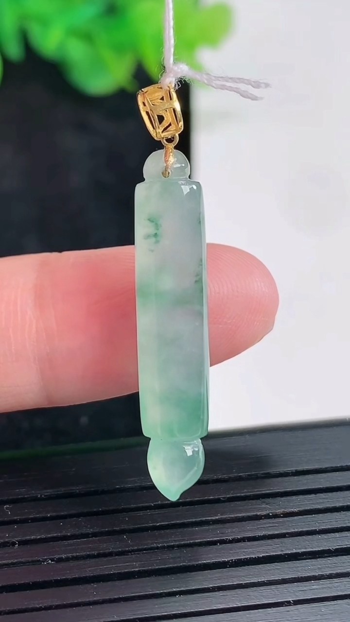 天然A货翡翠种飘花毛笔吊坠，尺寸31.6-5.2重量:2.67g
4月21日