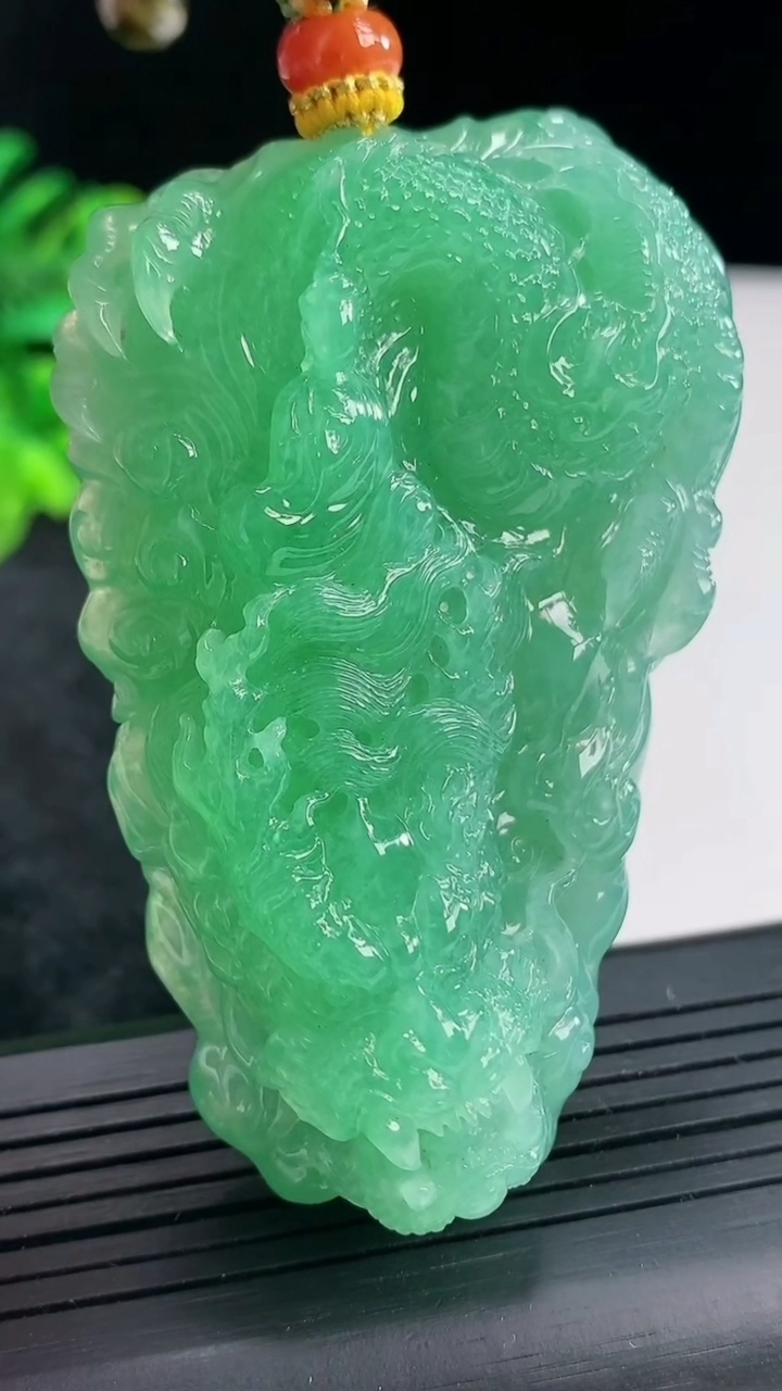 天然A货翡翠龙牌吊坠，尺寸67.5-43.6-17.5重量:75.25g
4月21日