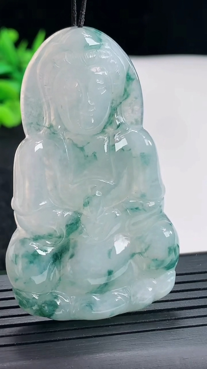 天然A货翡翠飘花正装观音吊坠，尺寸61-37-5.5重量:22.65g
4月21日