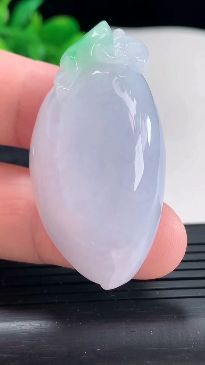 天然A货翡翠春带彩 紫罗兰福瓜吊坠，尺寸47-24-12重量:27.13g
4月21日