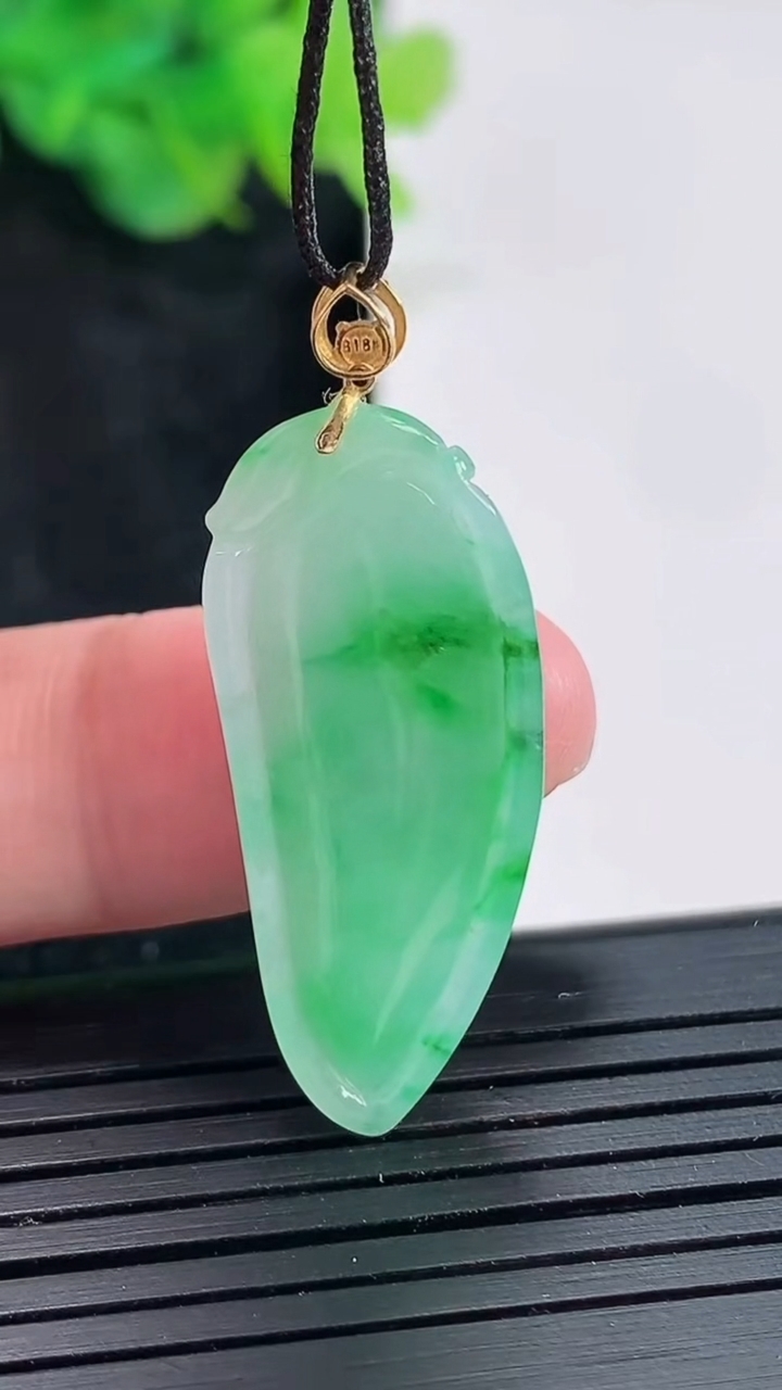 天然A货翡翠福瓜吊坠，尺寸32-14-4.8重量:4.07g
4月21日