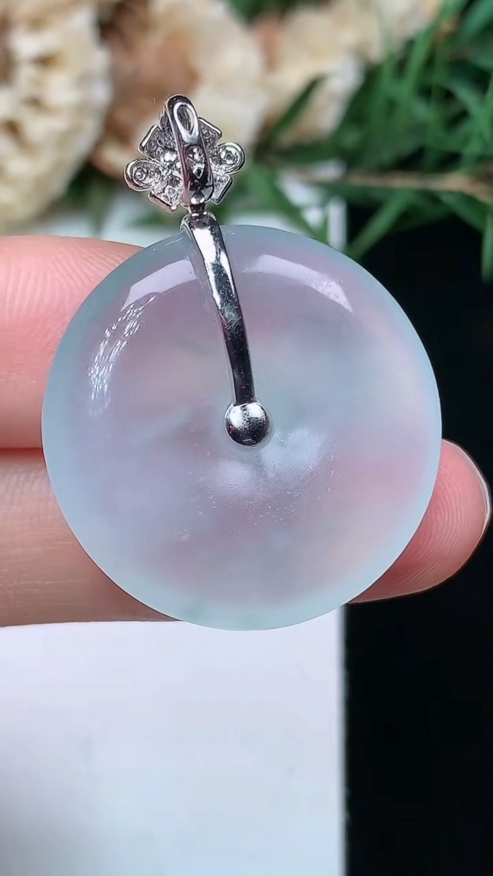 天然A货翡翠白冰平安扣吊坠，尺寸24.7-4.8，重量:6.43g
4月21日