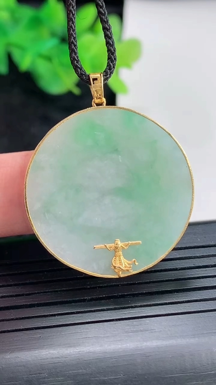 天然A货翡翠无事牌吊坠，尺寸29-3.2重量:6.07g
4月21日