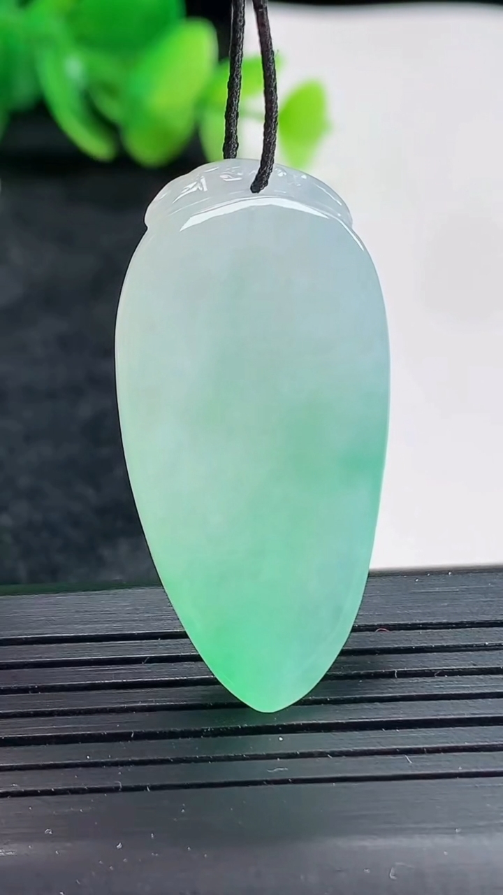 天然A货翡翠福瓜吊坠，尺寸39.6-21-5.8重量:10.58g
4月21日