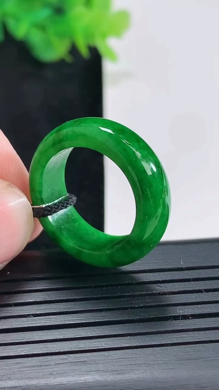 天然A货翡翠玉指环 戒指，尺寸17.6-7-3.8重量:5.67g2026年4月21日
工厂直销收藏