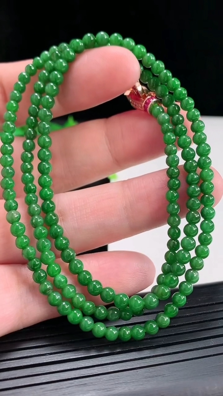 天然A货翡翠圆珠项链，尺寸4-166颗重量:16.56g4月21日
工厂直销收藏佳品,种好水足，色泽均匀，有种有色，上手高大气！