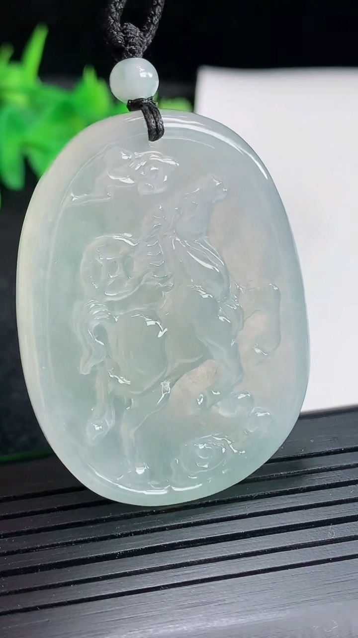 天然A货翡翠生肖马吊坠，尺寸45.5-35-4.5重量:17.86g
4月21日