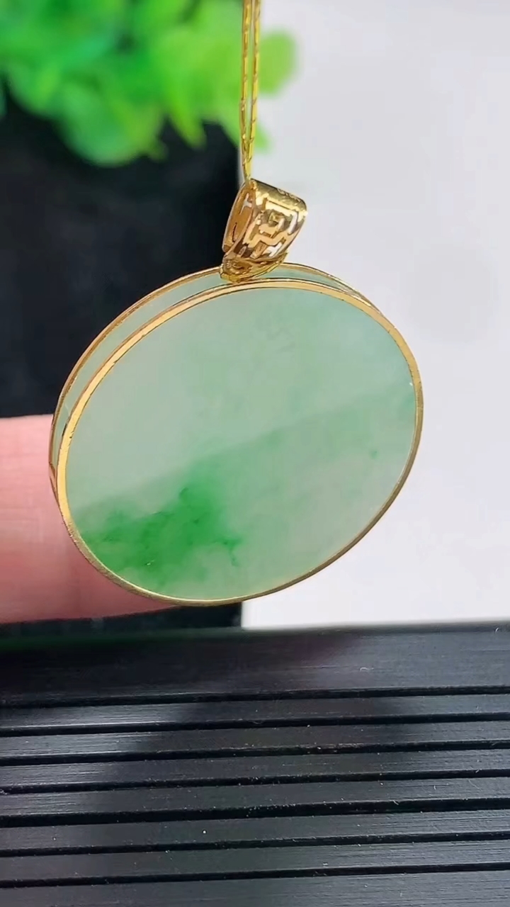 天然A货翡翠无事牌吊坠，尺寸31.6-25.5-2.6，裸石25重量:4.73g
4月21日