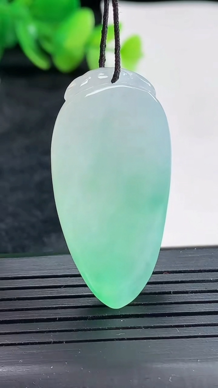 天然A货翡翠福瓜吊坠，尺寸39.6-21-5.8重量:10.58g
4月21日
