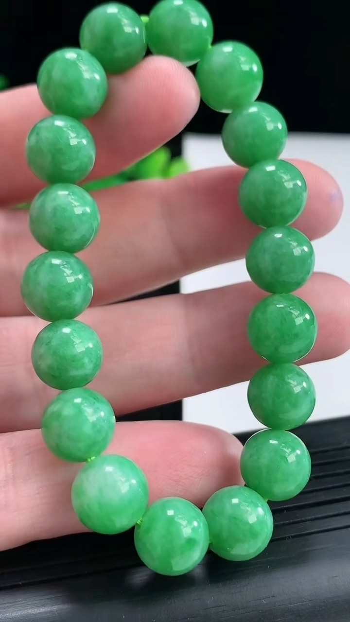 天然A货翡翠圆珠手串，尺寸10-18颗重量:30.58g4月21日
工厂直销收藏佳品,种好水足，色泽均匀，有种有色，上手高大气！