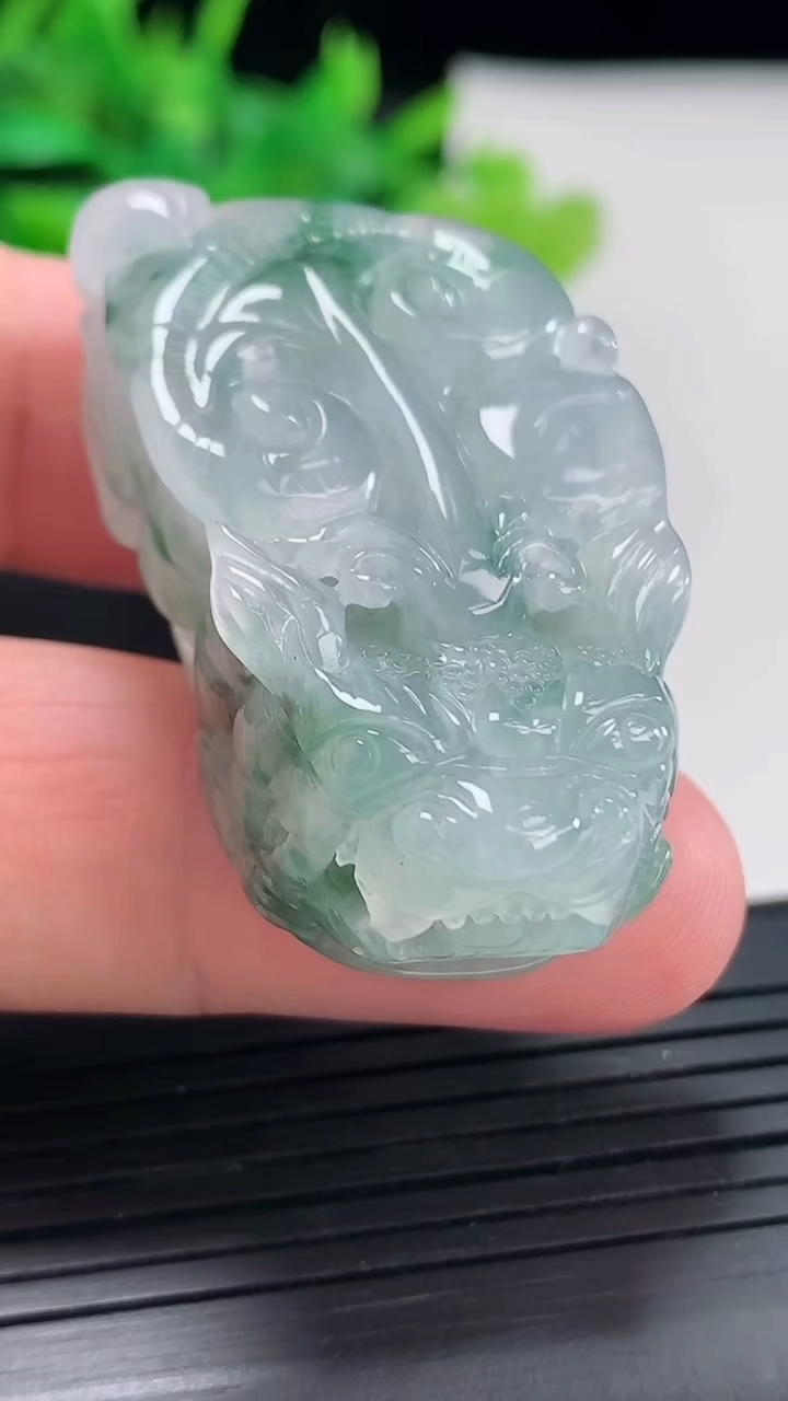 天然A货翡翠飘花貔貅吊坠，尺寸42.5-22.5-14.2重量:33.53g
4月21日