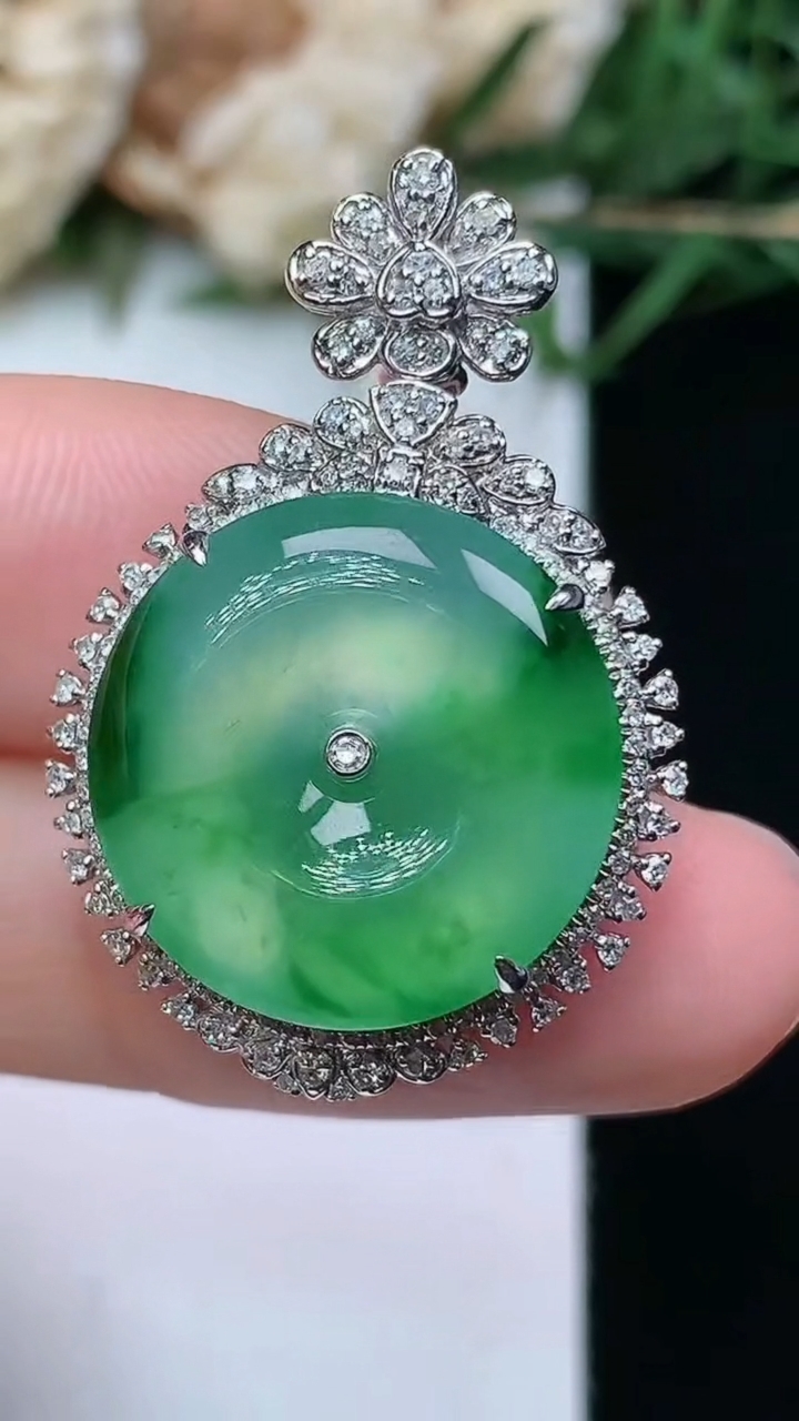 天然A货翡翠平安扣吊坠，尺寸30.8-21-8.8，裸石16.8，重量:5.33g
4月21日