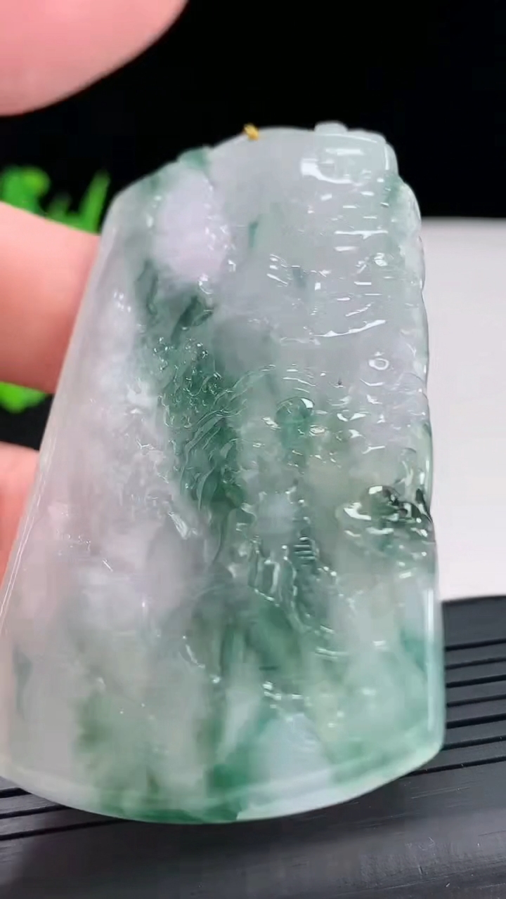 天然A货翡翠牌吊坠，尺寸74-40.6-5.5重量:41.43g
4月21日