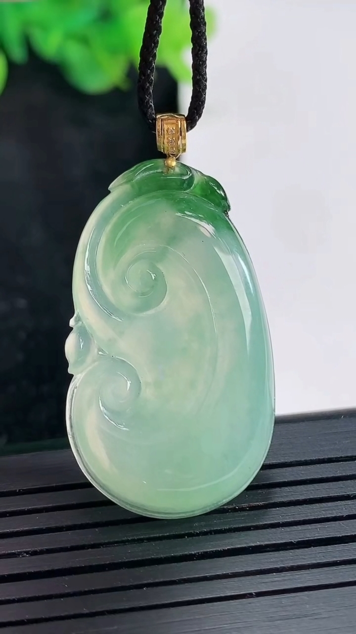 天然A货翡翠如意吊坠，尺寸36.6-22-5.2重量:7.96g
4月21日