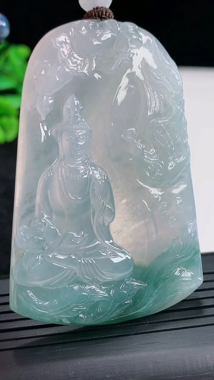 天然A货翡翠种飘花大势至菩萨吊坠，尺寸65.8-44.5-5.5重量:45.01g
4月21日