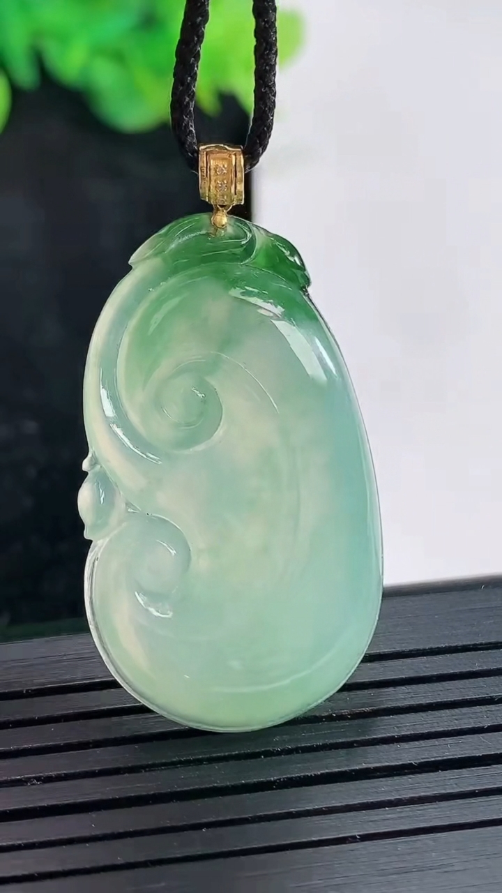 天然A货翡翠如意吊坠，尺寸36.6-22-5.2重量:7.96g
4月21日