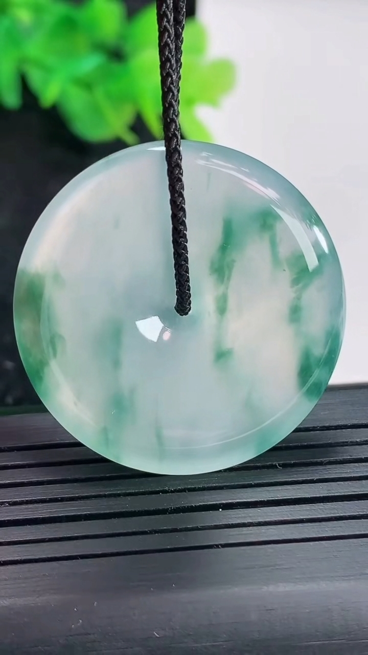 天然A货翡翠飘花平安扣吊坠，尺寸35.5-5.5重量:14.63g
4月21日