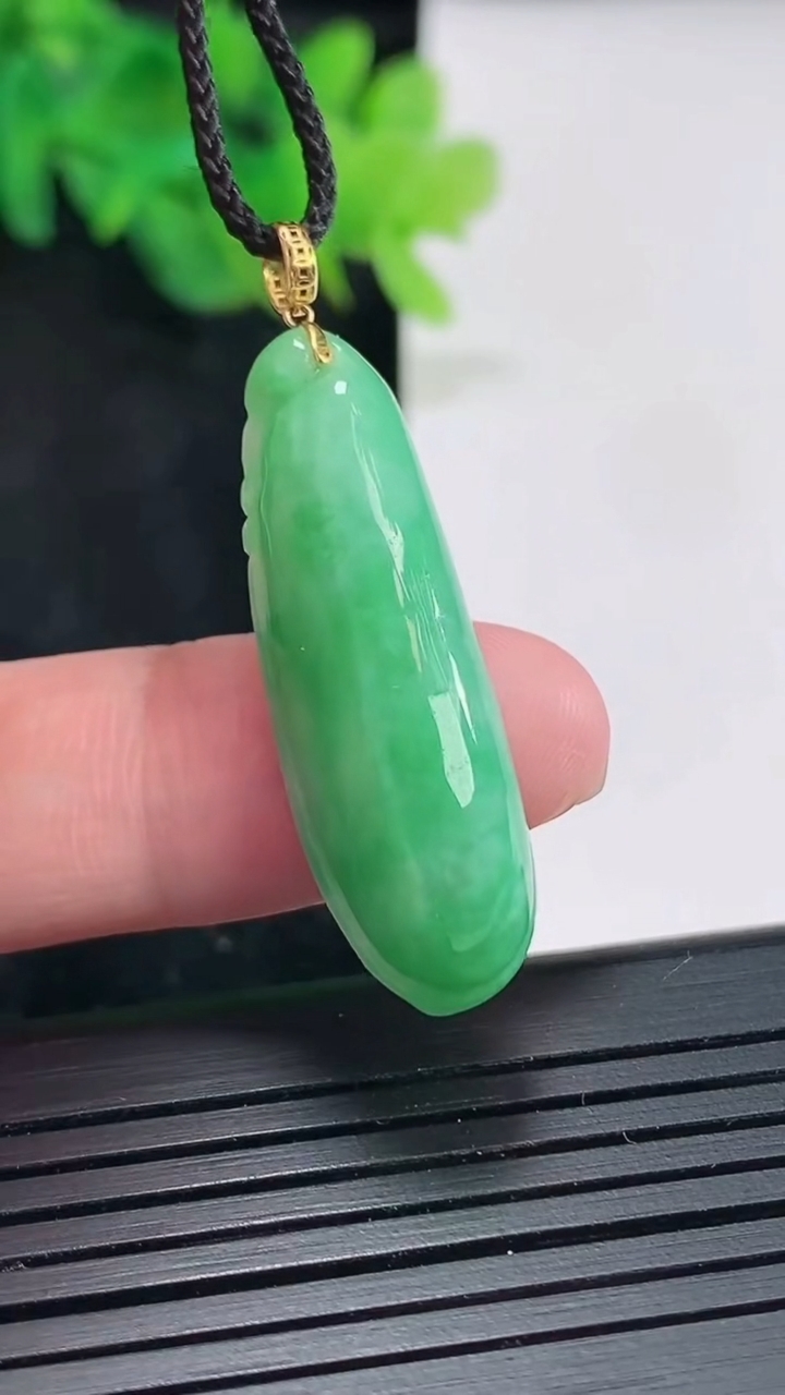 天然A货翡翠福瓜吊坠，尺寸33-11-8.2重量:5.87g
4月21日