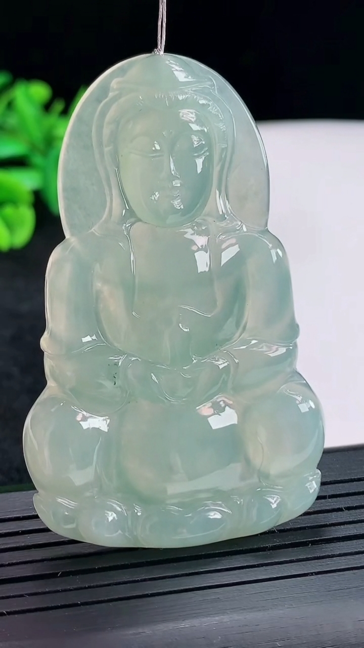 天然A货翡翠正装观音吊坠，尺寸64.5-40-5重量:24.03g
4月21日