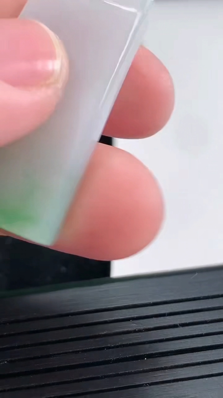 天然A货翡翠无事牌吊坠，尺寸38-21.8-3.8重量:9.41g
4月21日