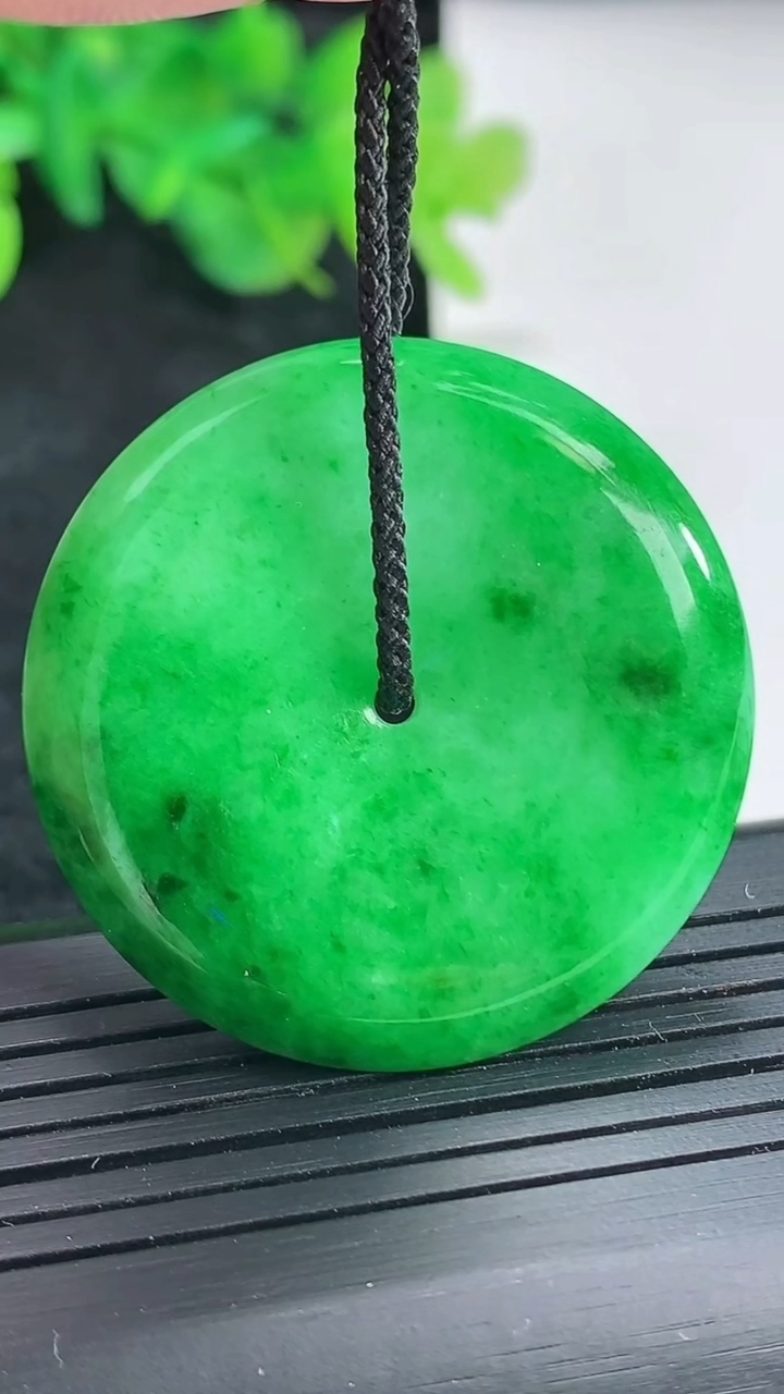 天然A货翡翠平安扣吊坠，尺寸37-6重量:17.82g
4月21日