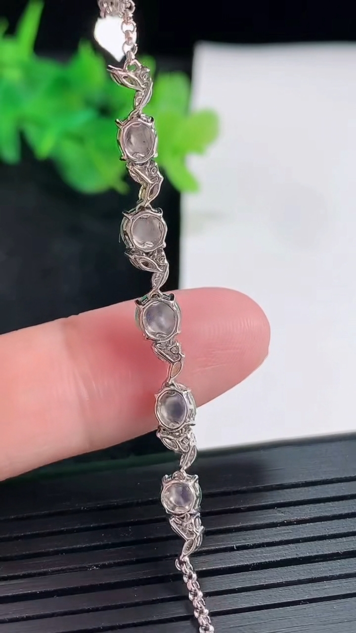 天然A货翡翠蛋面手链，尺寸5-4，含金厚4.3重量:3.23g
4月21日