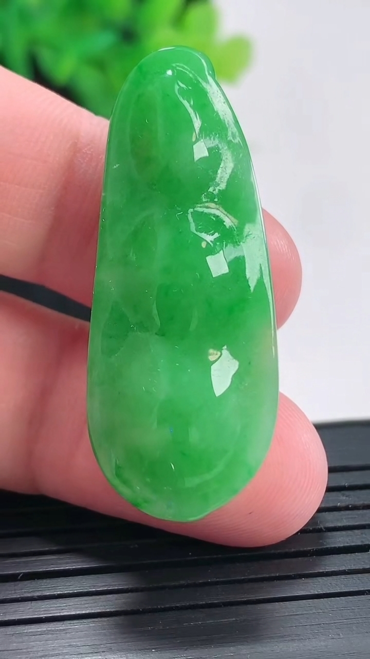 天然A货翡翠福豆吊坠，尺寸41.5-16.5-10重量:10.57g
4月21日