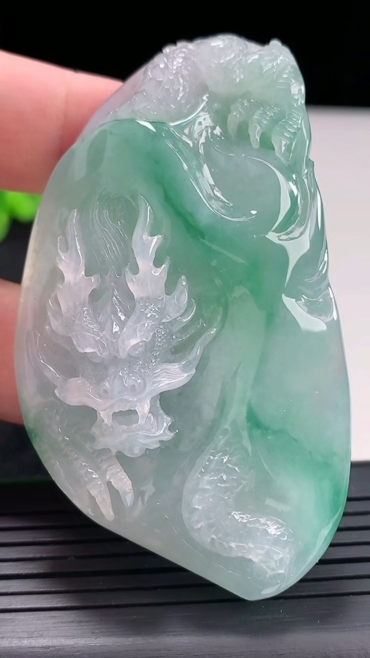 天然A货翡翠龙牌吊坠，尺寸72-41-13重量:64.52g
4月21日