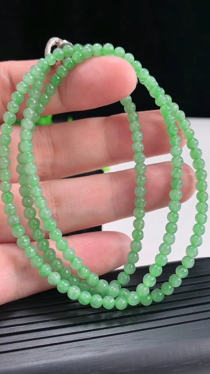 天然A货翡翠圆珠项链，尺寸3.5-168颗重量:16.56g
4月21日